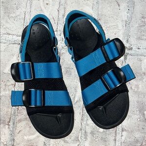 Astral like new water Sandals in Blue and Black sz 7